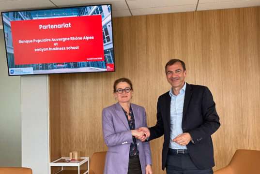 Banque Populaire Auvergne Rhône Alpes renforce son partenariat avec emlyon pour préparer les compétences de demain Isabelle Huault, présidente du directoire et directrice générale d’emlyon et Daniel Karyotis, directeur général de BPAURA