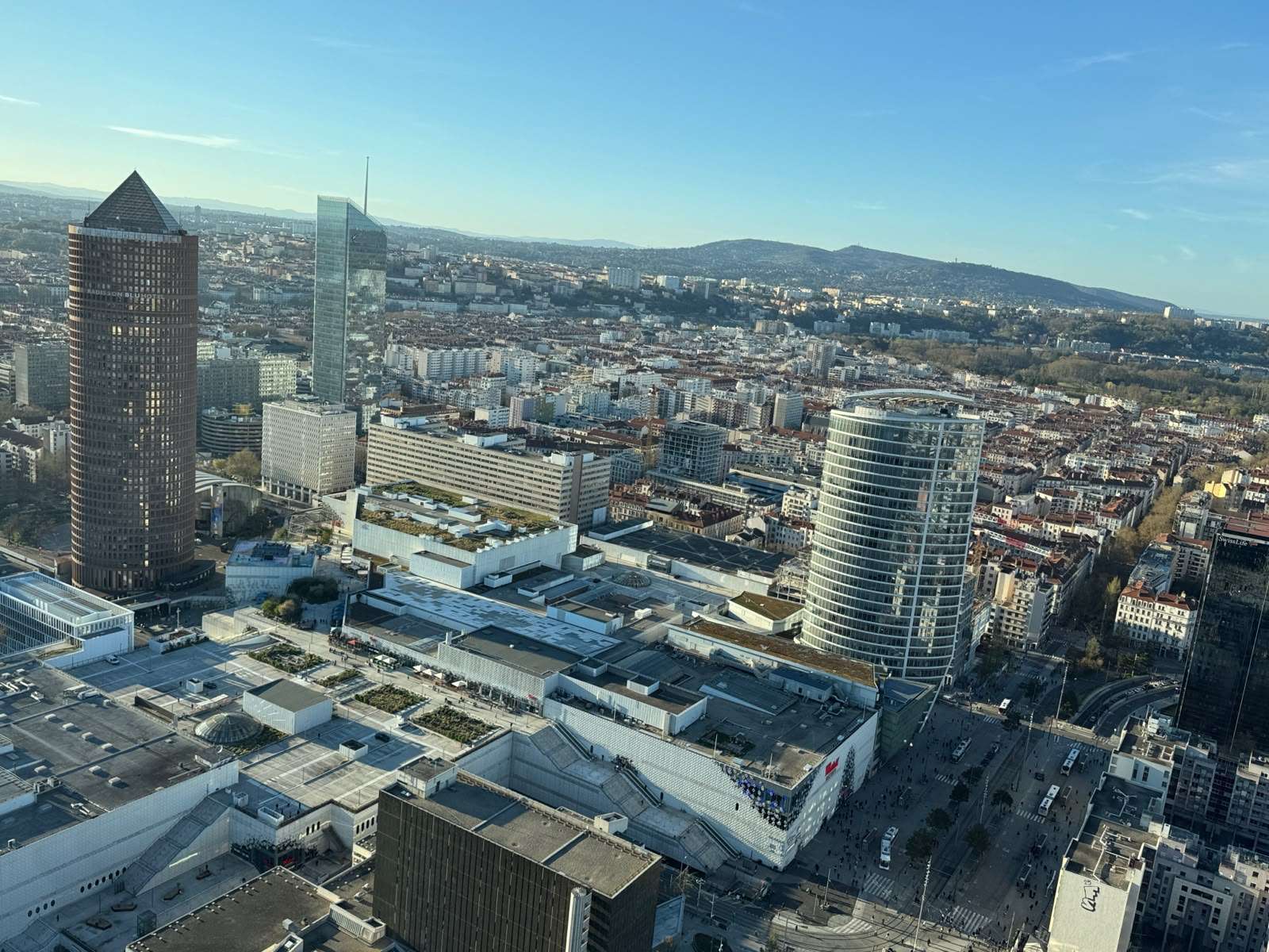 Lyon 3, le cœur business de Lyon. Entre la Part-Dieu, les gratte-ciels et l’effervescence urbaine, ici, la ville ne s’arrête jamais.