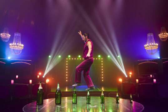 Le Cirque Imagine lance son Acte IX entre cirque et cabaret aux portes de Lyon Bouteilles-Le Cirque Imagine lance son Acte IX à Vaulx-en-Velin