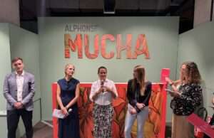 L’exposition Alphonse Mucha s’installe au Grand Hôtel-Dieu avec 92 œuvres originales Jakub Čejka, CEO d’Art Nouveau Production, Giulia Silvia Ghia, historienne de l’art et commissaire de l’exposition, Iole Siena, Présidente d’Arthemisia, Greta Poggi, Cheffe de projet chez Fever, lors de la conf de presse Expo Mucha, le 3 septembre au Grand Hôtel-Dieu Lyon