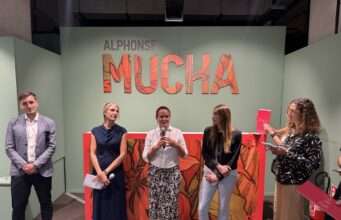 L’exposition Alphonse Mucha s’installe au Grand Hôtel-Dieu avec 92 œuvres originales Jakub Čejka, CEO d’Art Nouveau Production, Giulia Silvia Ghia, historienne de l’art et commissaire de l’exposition, Iole Siena, Présidente d’Arthemisia, Greta Poggi, Cheffe de projet chez Fever, lors de la conf de presse Expo Mucha, le 3 septembre au Grand Hôtel-Dieu Lyon