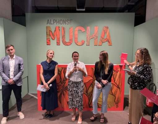 L’exposition Alphonse Mucha s’installe au Grand Hôtel-Dieu avec 92 œuvres originales Jakub Čejka, CEO d’Art Nouveau Production, Giulia Silvia Ghia, historienne de l’art et commissaire de l’exposition, Iole Siena, Présidente d’Arthemisia, Greta Poggi, Cheffe de projet chez Fever, lors de la conf de presse Expo Mucha, le 3 septembre au Grand Hôtel-Dieu Lyon