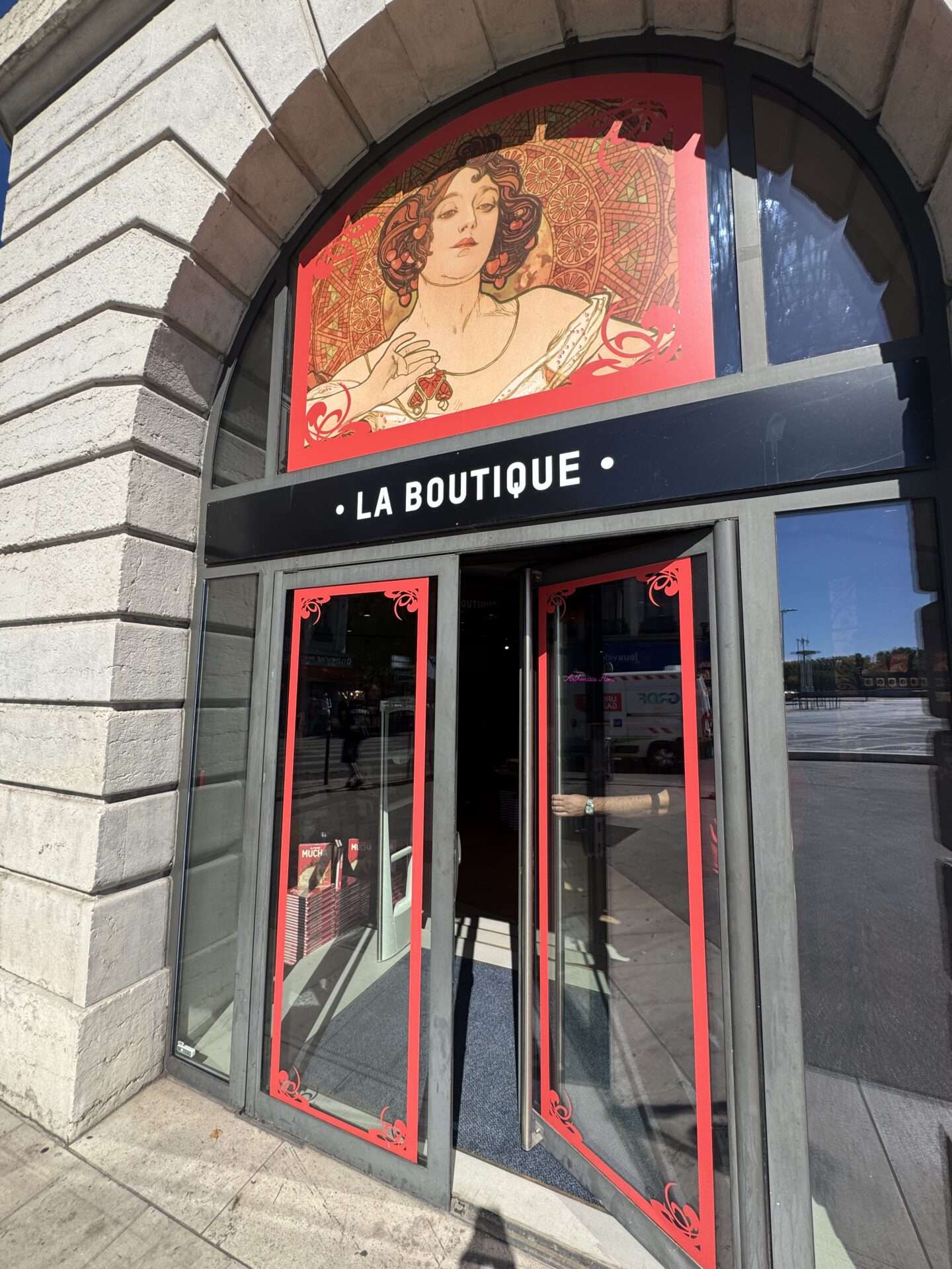L'exposition Mucha au Grand Hôtel-Dieu de Lyon explore la naissance du branding moderne à travers les affiches emblématiques de l'artiste