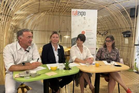 5 fruits et légumes bio pour le prix d’un café, vraiment ? La filière répond conf de presse au Café Saba sur le marché bio français-Christophe Barnouin, directeur général d’Ecotone et tous deux coprésidents de la Maison de la Bio,Christelle Le Hir, directrice générale de Vie Claire, Valérie Lemant-Pérez, directrice générale de SPAS Organisation, organisatrice de Natexpo, Sophia Popoff, adjointe à la Mairie de Lyon chargée de l’aménagement de l’espace public -