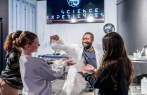 Science Expériences Lyon : la science comme vous ne l’avez jamais vécue Science Expériences Lyon propose un parcours scientifique immersif de 750 m² au cœur de la Presqu’île, avec des expériences pour petits et grands dès 4 ans
