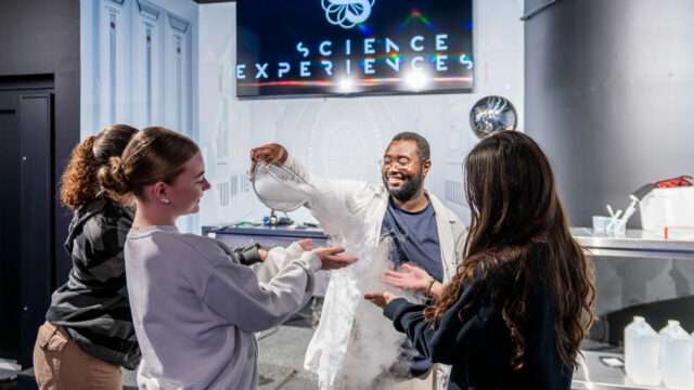 Science Expériences Lyon propose un parcours scientifique immersif de 750 m² au cœur de la Presqu’île, avec des expériences pour petits et grands dès 4 ans Science Expériences Lyon propose un parcours scientifique immersif de 750 m² au cœur de la Presqu’île, avec des expériences pour petits et grands dès 4 ans