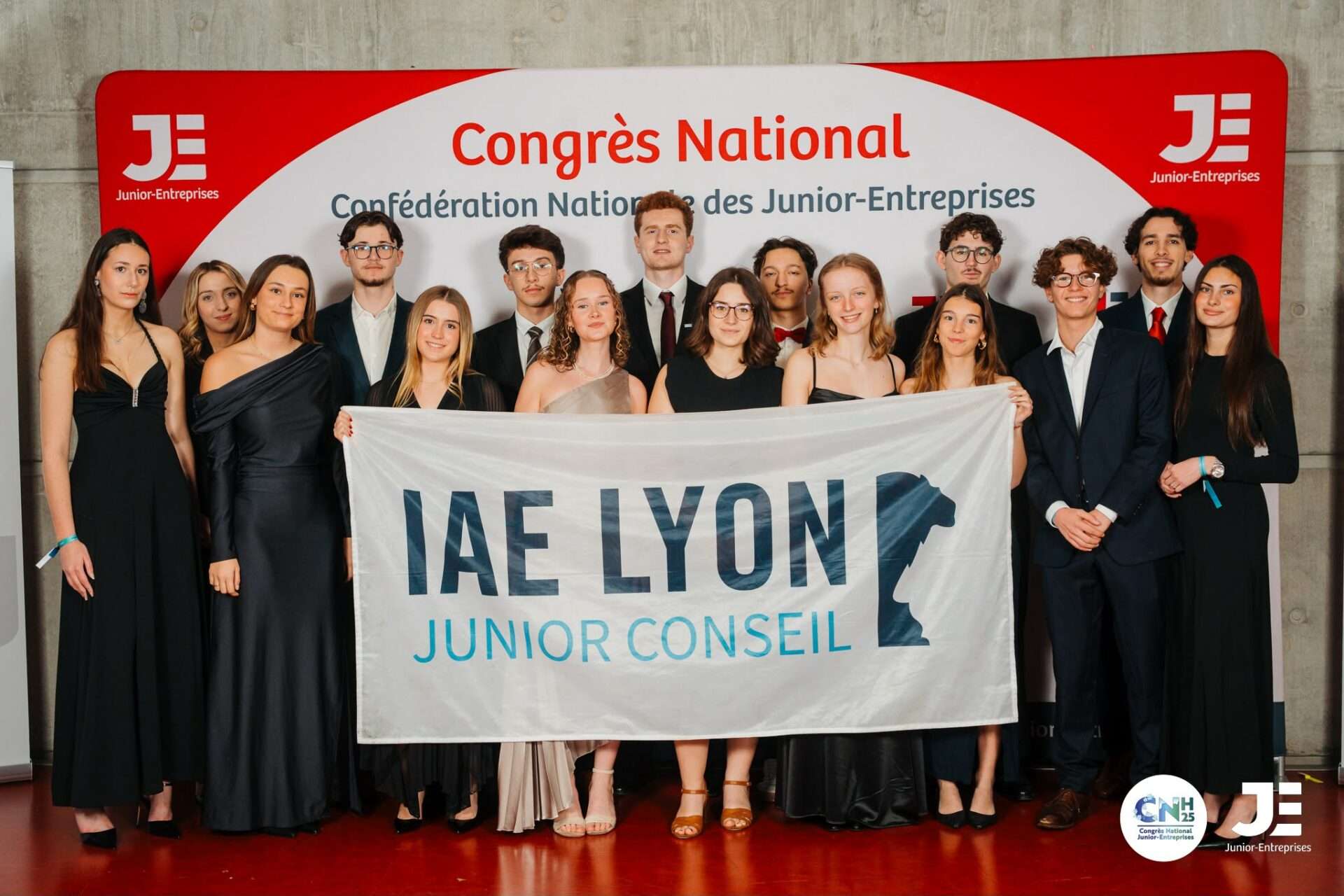 Nino Coursodon avec sa promo de l’IAE Lyon
