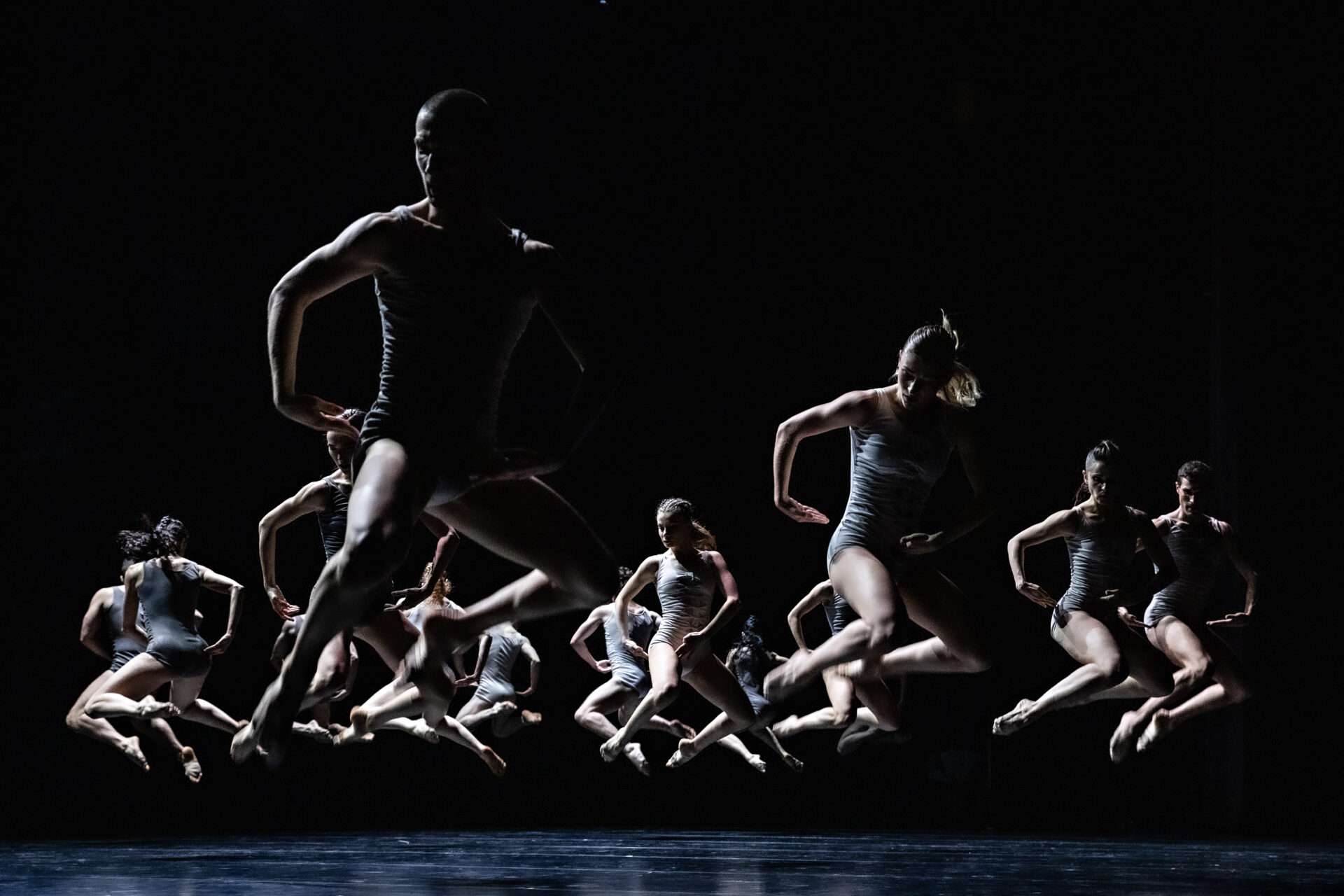Les corps se croisent, s’affrontent et s’étreignent : à Lyon, Requiem(s) donne une puissance physique au deuil.- credit photo Yang Wang03 15.15.44