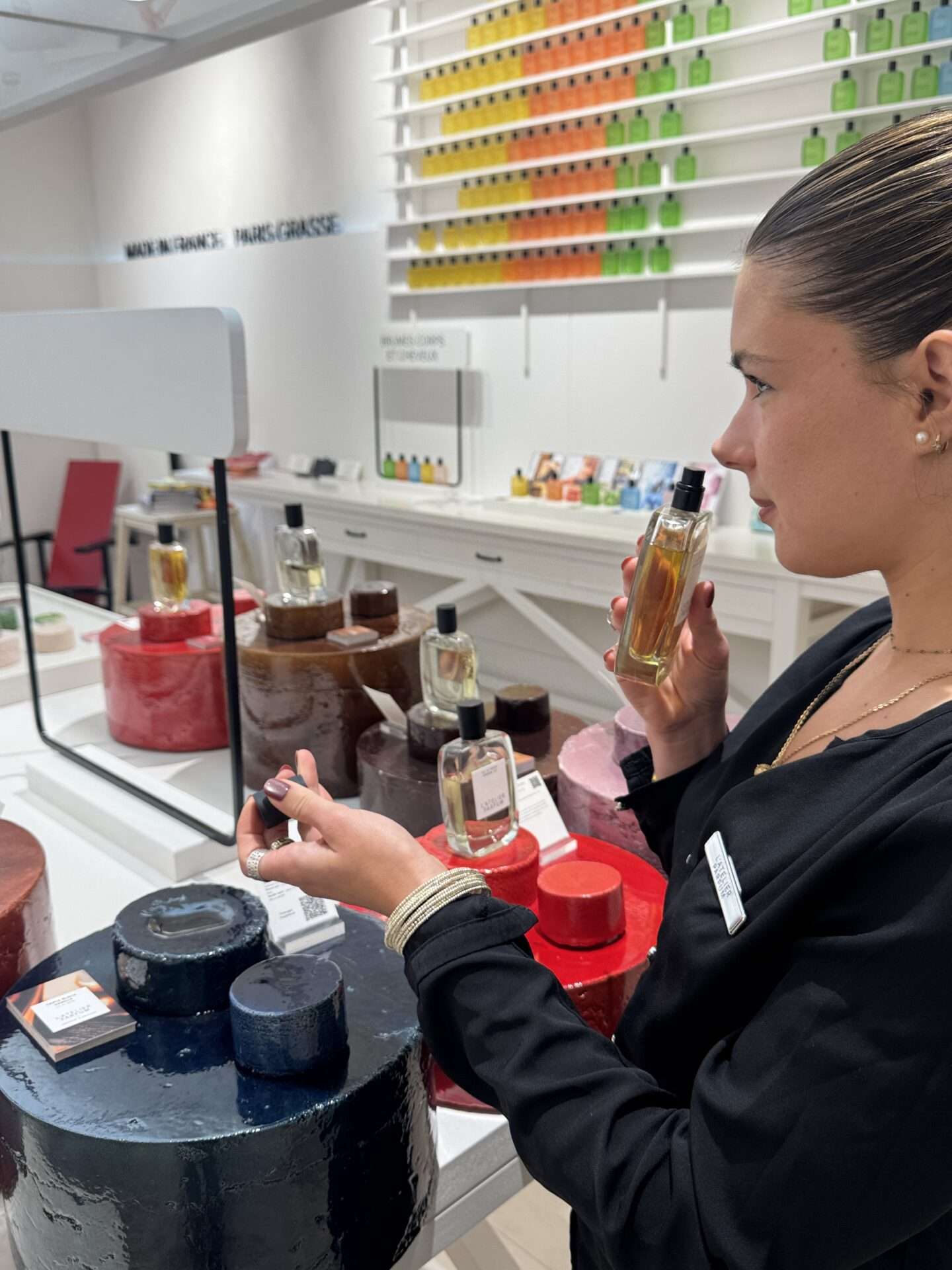 À L’Atelier Parfum à Lyon, Anne Jeanjean explore les fragrances à fleur de peau