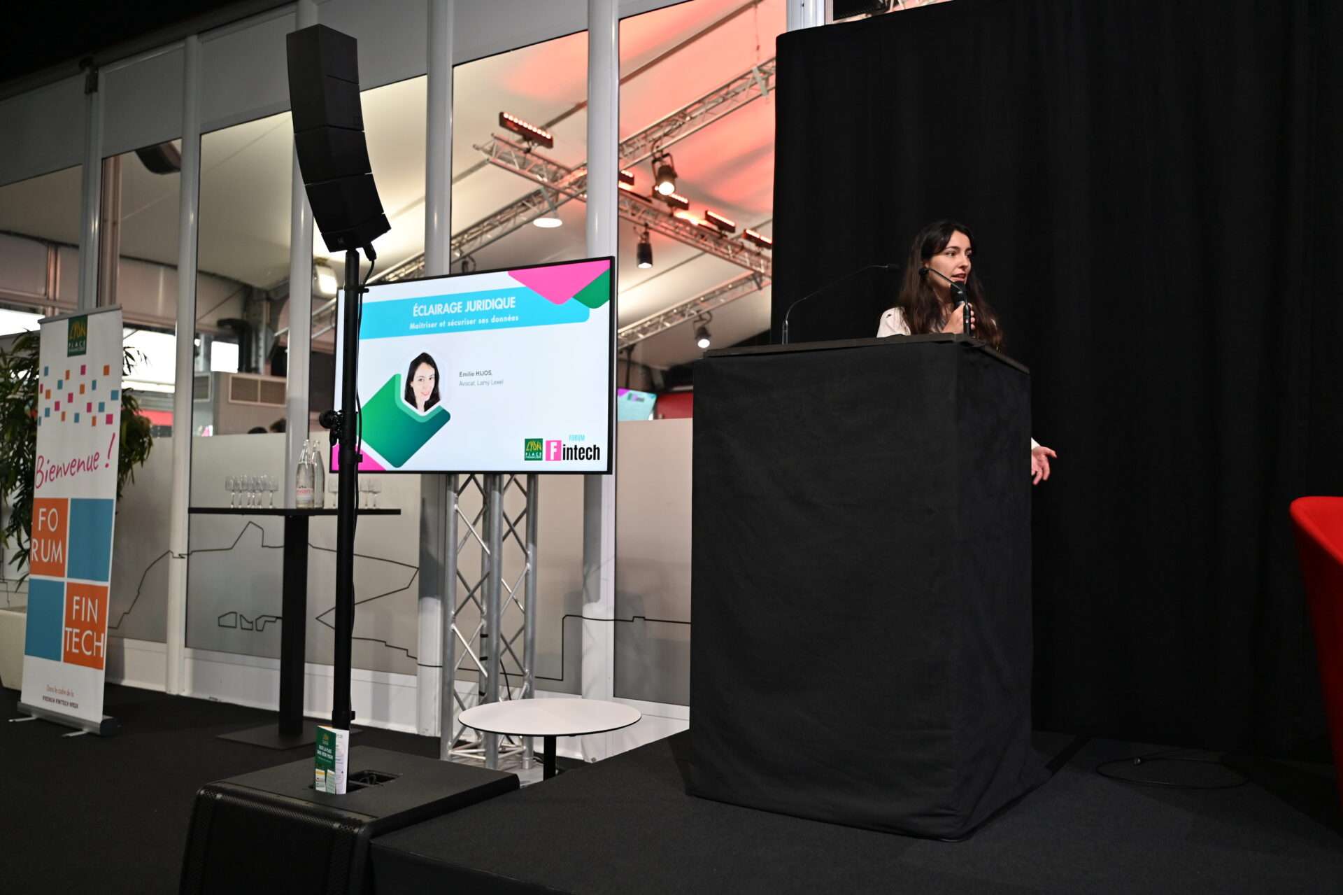 Au Forum Fintech, Emilie HIJOS, avocate au cabinet Lamy Lexel, décrypte les enjeux juridiques de la protection des données et de la cybersécurité dans le secteur financier.